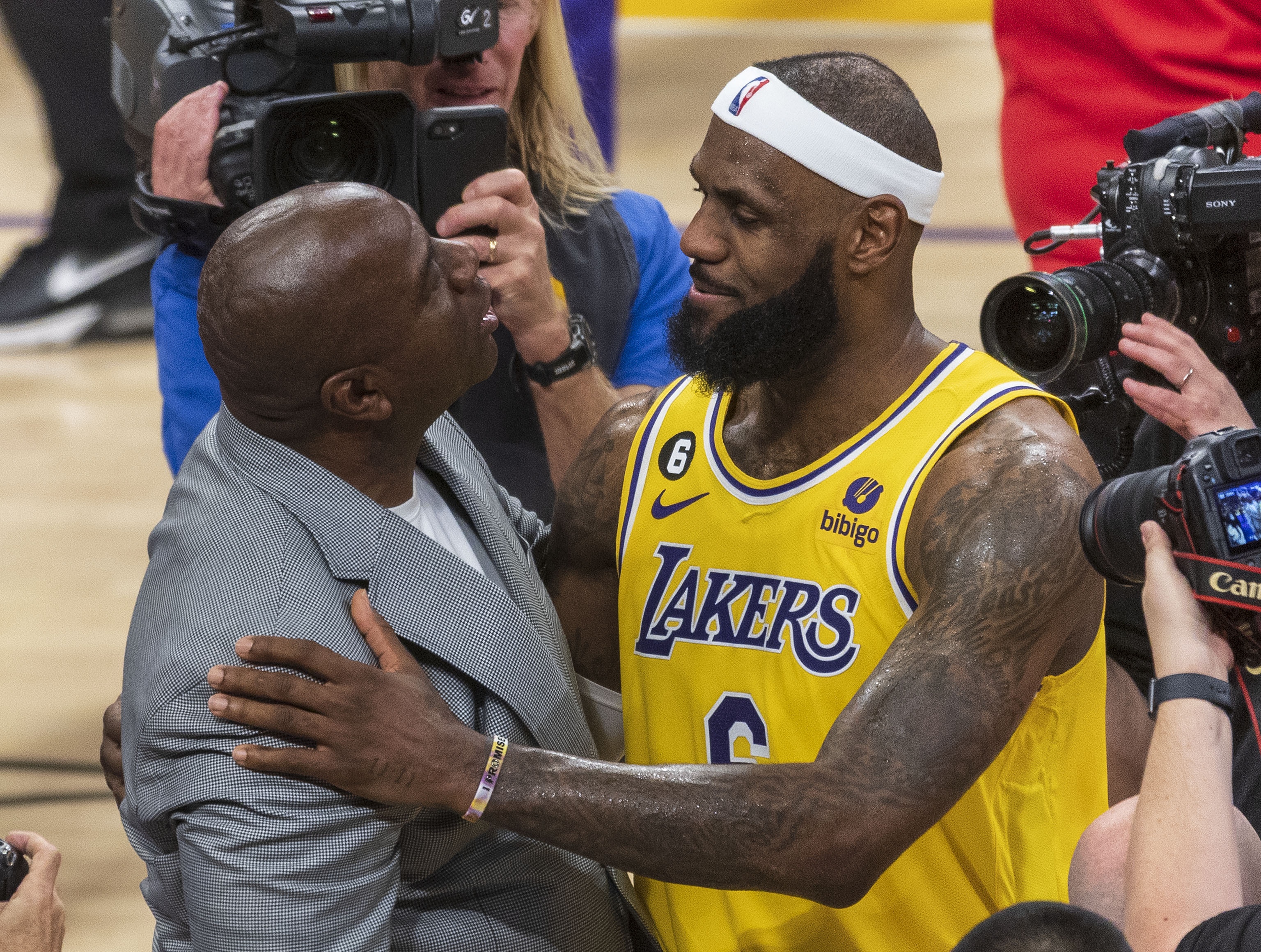 魔术师：詹姆斯是组织核心能为队友创造机会 他最擅长凝聚全队