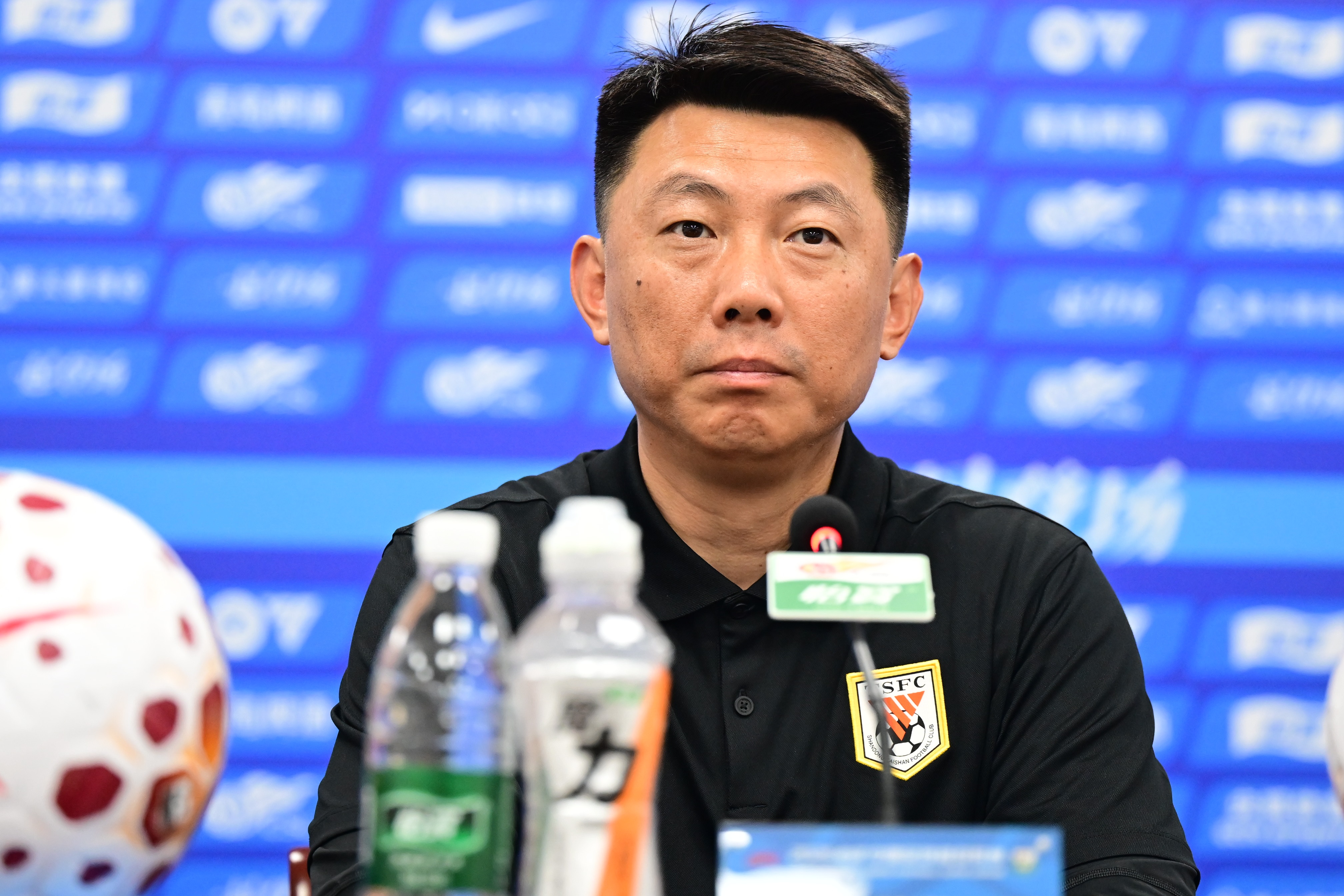 鲁媒:泰山队25人参加赛前训练,后防或微调轮换最大难题在中场 鲁媒:泰山队25人参加赛前训练,后防或微调轮换最大难题在中场