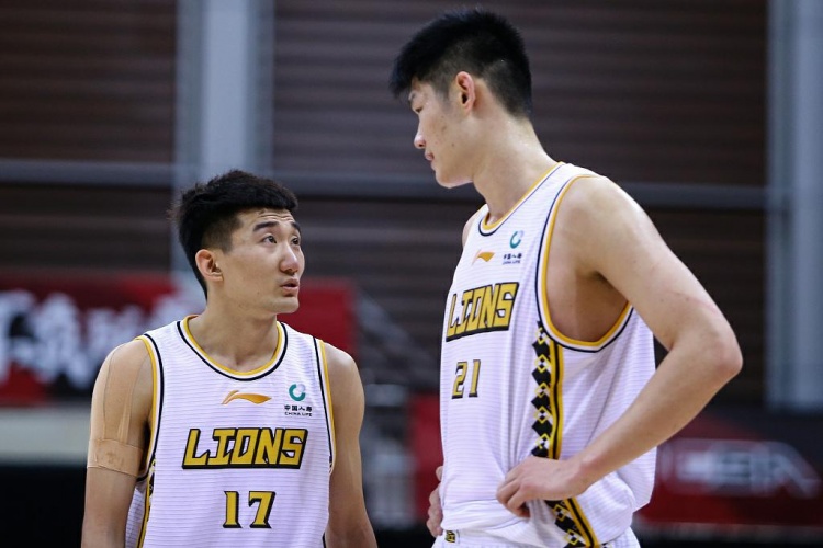 胡金秋、孙铭徽仍在阵容的情况下 广厦仍然是在季后赛球队的行列