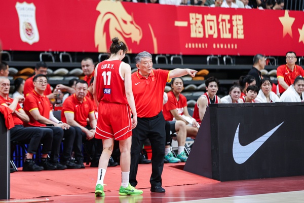 杨毅谈女篮打“清朝篮球”:谁愿打这么痛苦的篮球 她们是没得选 杨毅谈女篮打“清朝篮球”:谁愿打这么痛苦的篮球 她们是没得选